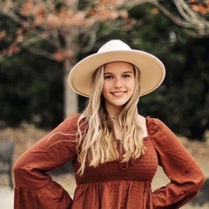 Meet your Posher, Rebecca